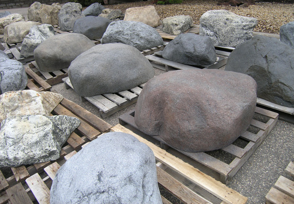 Какого размера камни сами выходят. Искусственный булыжник для ландшафта. Искусственный камень для сада. Искусственные валуны для ландшафта. Камень валун.